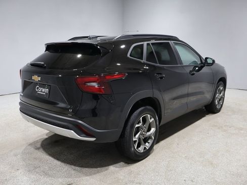 Used 2025 Chevrolet Trax LT w/ LT Convenience Package image 2