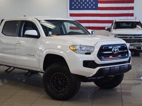 Used 2017 Toyota Tacoma SR AWD/4WD image 4