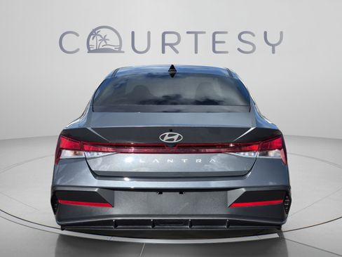 Used 2025 Hyundai Elantra SE w/ Cargo Package FWD image 4