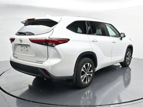 Used 2023 Toyota Highlander XLE AWD/4WD image 7