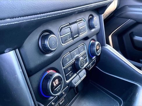 Used 2022 Chevrolet Suburban LT image 35