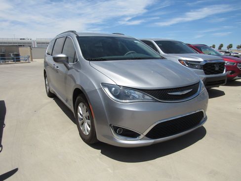 Used 2017 Chrysler Pacifica Touring-L FWD image 2