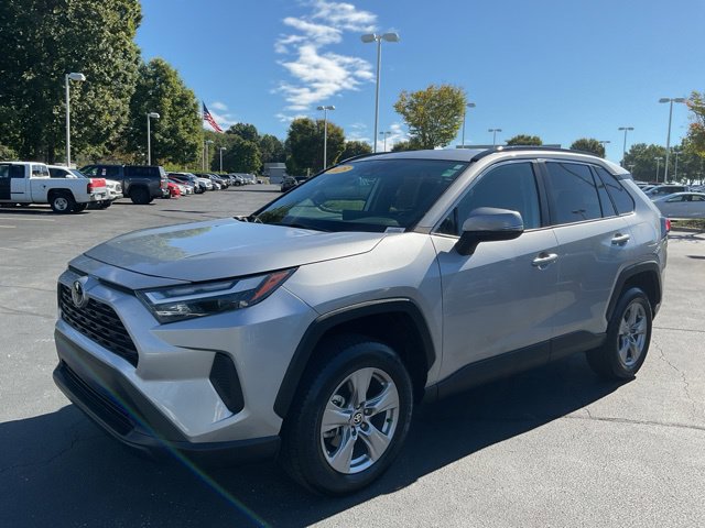 Used 2025 Toyota RAV4 XLE AWD/4WD image 2