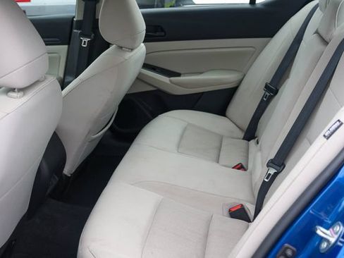 Used 2025 Nissan Altima 2.5 SV FWD image 12