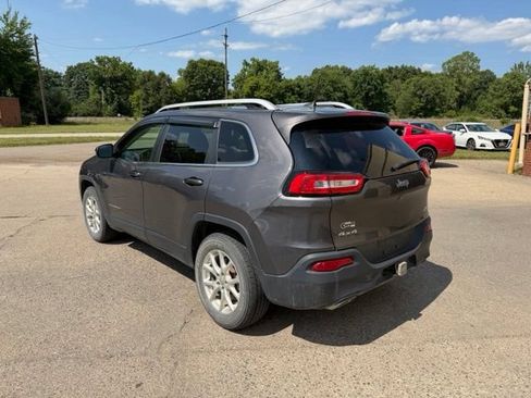 Used 2018 Jeep Cherokee Latitude w/ Cold Weather Group AWD/4WD image 7