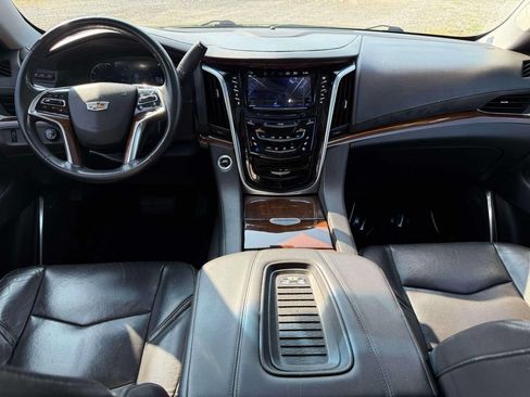 Used 2019 Cadillac Escalade Luxury AWD/4WD image 3