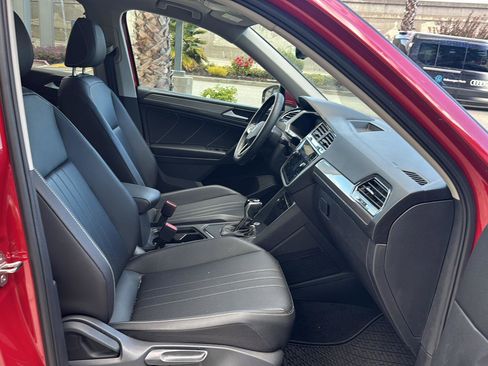 Used 2023 Volkswagen Tiguan SE w/ Panoramic Sunroof Package image 12