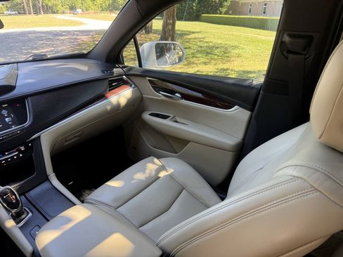 Used 2017 Cadillac XT5 Luxury w/ Driver Awareness Package FWD image 18