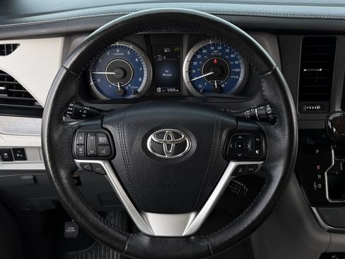 Used 2019 Toyota Sienna XLE w/ XLE Navigation Package FWD image 13