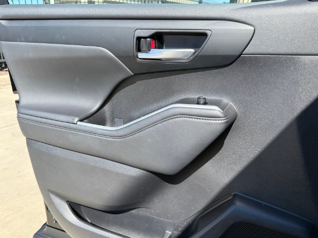 Used 2024 Toyota Highlander XLE FWD image 23