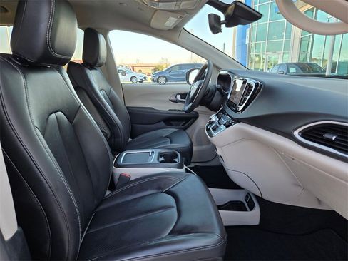 Used 2024 Chrysler Pacifica Touring-L image 25