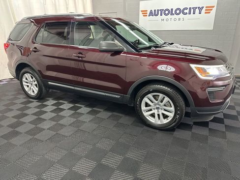 Used 2018 Ford Explorer XLT image 2