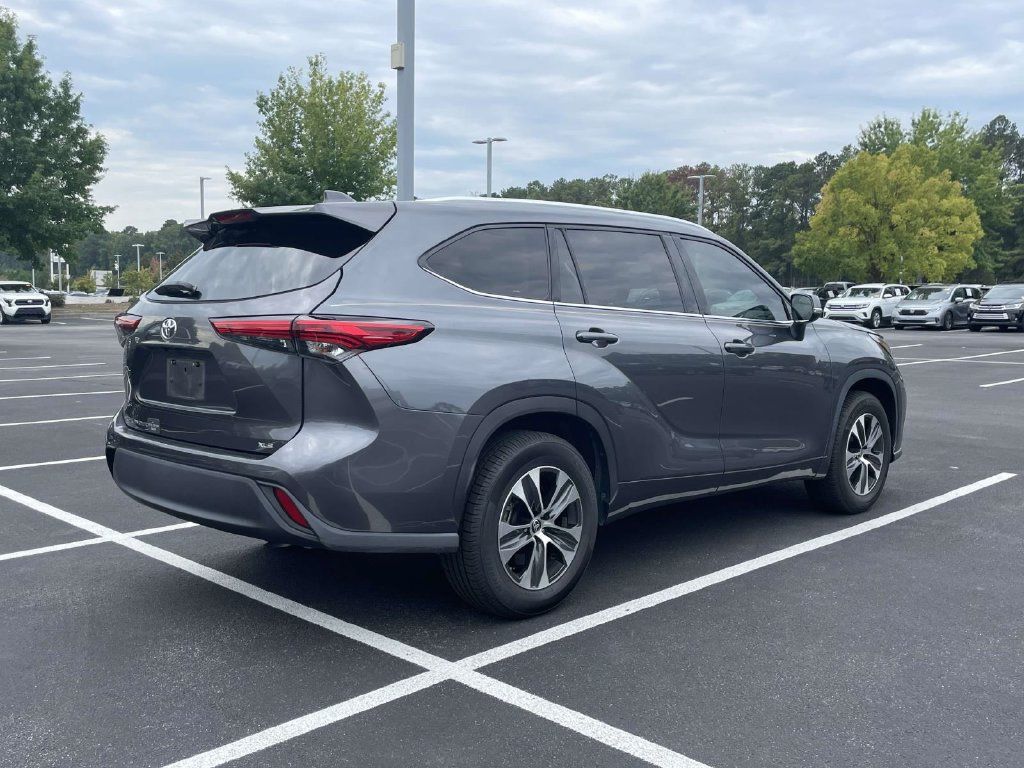 Used 2020 Toyota Highlander XLE FWD image 10