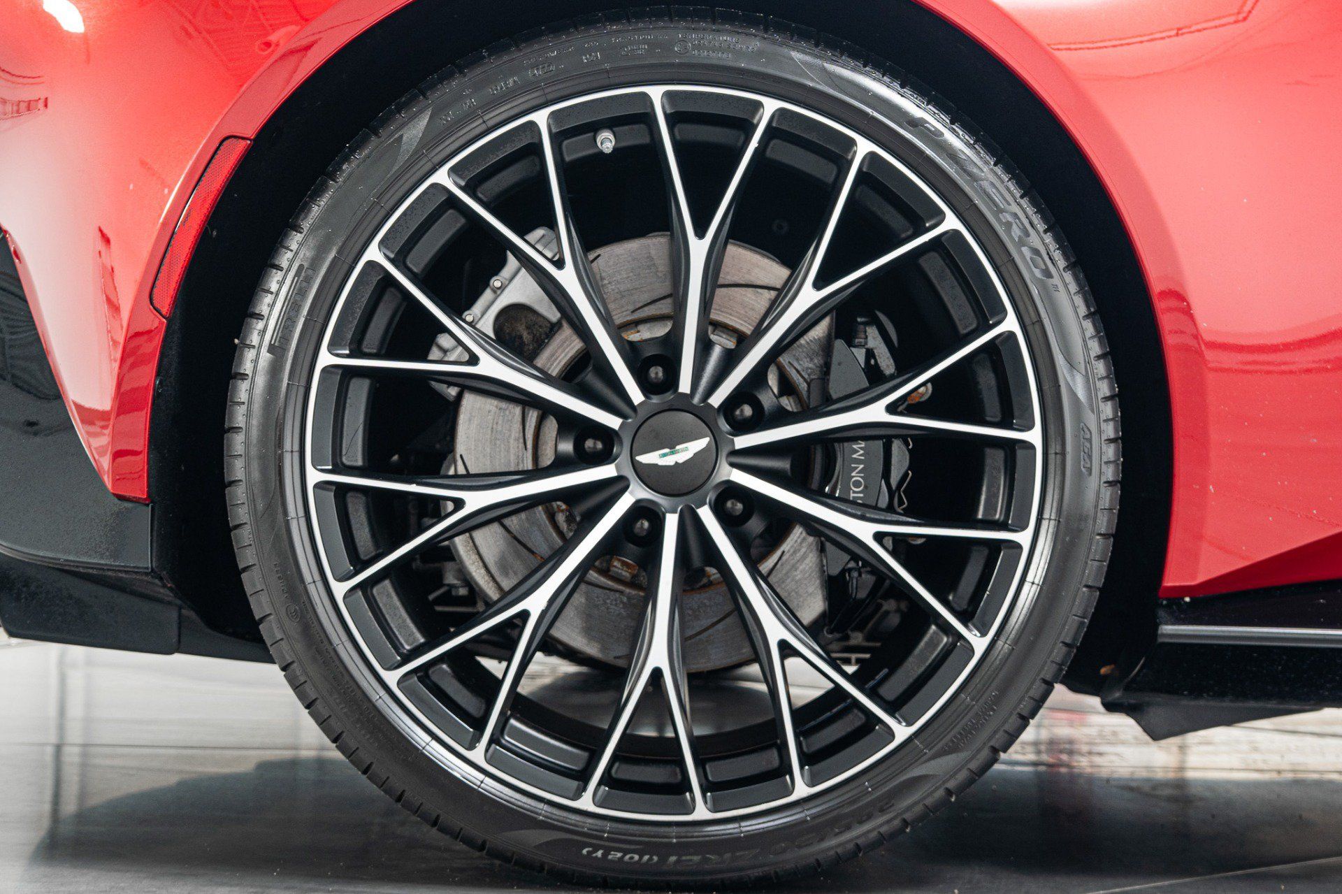 Used 2023 Aston Martin V8 Vantage Coupe RWD image 39