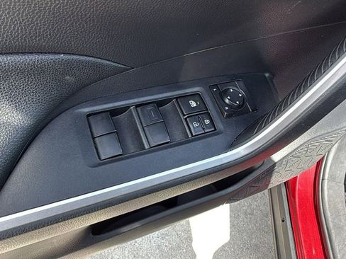Used 2021 Toyota RAV4 LE AWD/4WD image 20