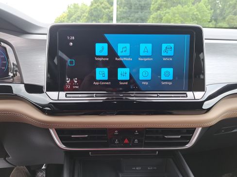 Used 2024 Volkswagen Atlas Cross Sport SE FWD image 22