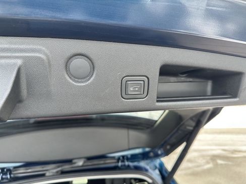 Used 2020 Chevrolet Equinox LT w/ Driver Convenience Package image 8