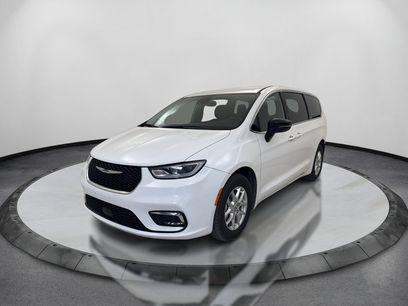 Used 2025 Chrysler Pacifica Select