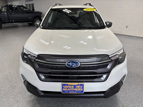 Used 2025 Subaru Forester Premium AWD/4WD image 2