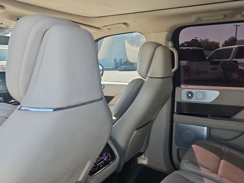 Used 2021 Lincoln Navigator Reserve w/ Luxury Package AWD/4WD image 12