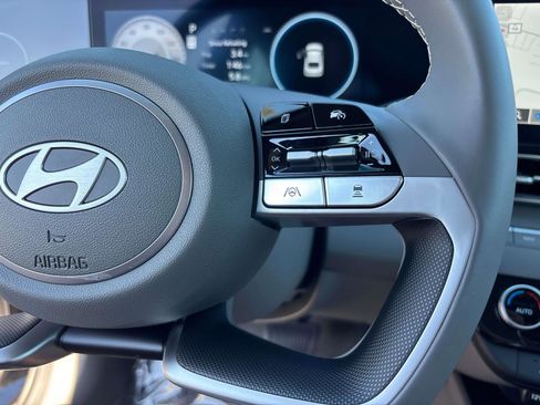 Used 2025 Hyundai Elantra SEL image 18