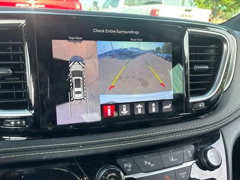 Used 2021 Chrysler Pacifica Limited w/ Uconnect Theater Family Group FWD image 15