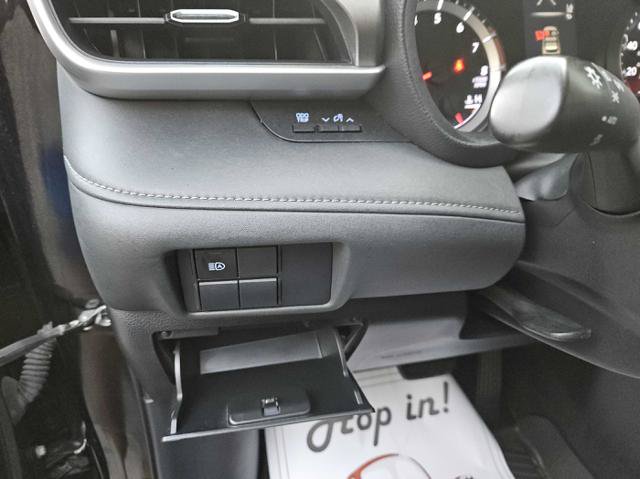 Used 2021 Toyota Highlander L FWD image 12