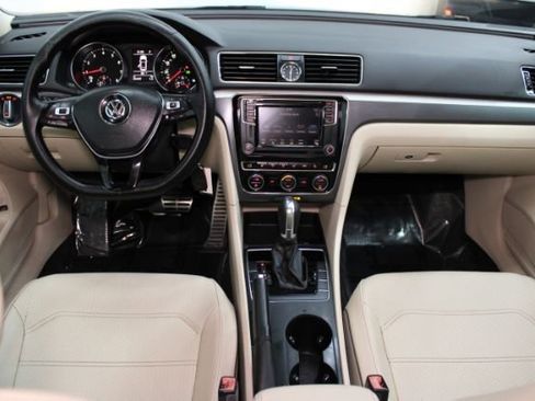 Used 2017 Volkswagen Passat 1.8T R-Line image 2