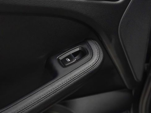 Used 2025 Porsche Macan image 16