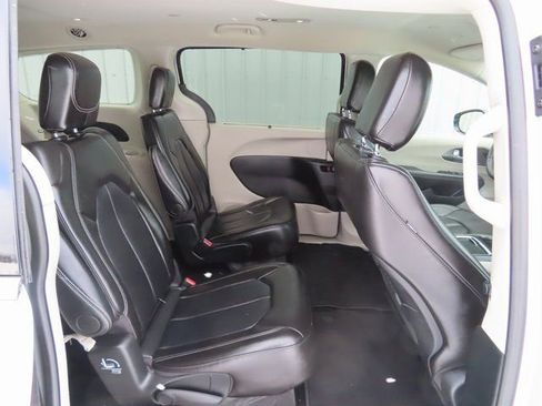 Used 2024 Chrysler Pacifica Touring-L image 27