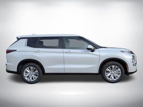 New 2026 Mitsubishi Outlander ES FWD image 3