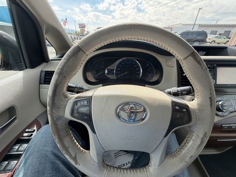 Used 2014 Toyota Sienna XLE FWD image 33