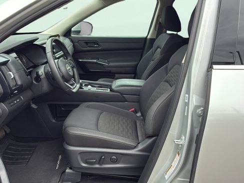 Used 2025 Nissan Pathfinder SV FWD image 12