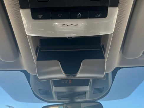 Used 2025 Nissan Rogue SV AWD/4WD image 16