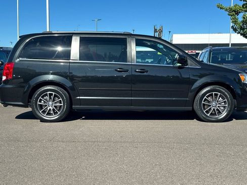 Used 2017 Dodge Grand Caravan SXT FWD image 3