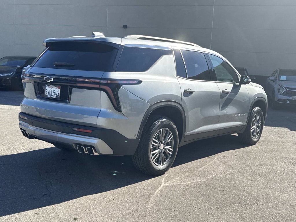Used 2025 Chevrolet Traverse LT w/ Enhanced Driving Package FWD image 3