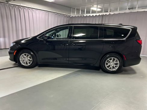 New 2026 Chrysler Pacifica Select image 4