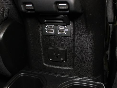 Used 2019 Jeep Wrangler Unlimited Sahara w/ LED Lighting Group AWD/4WD image 18