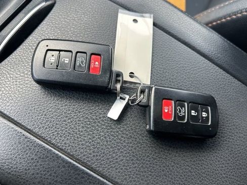 Used 2017 Toyota Highlander XLE image 24