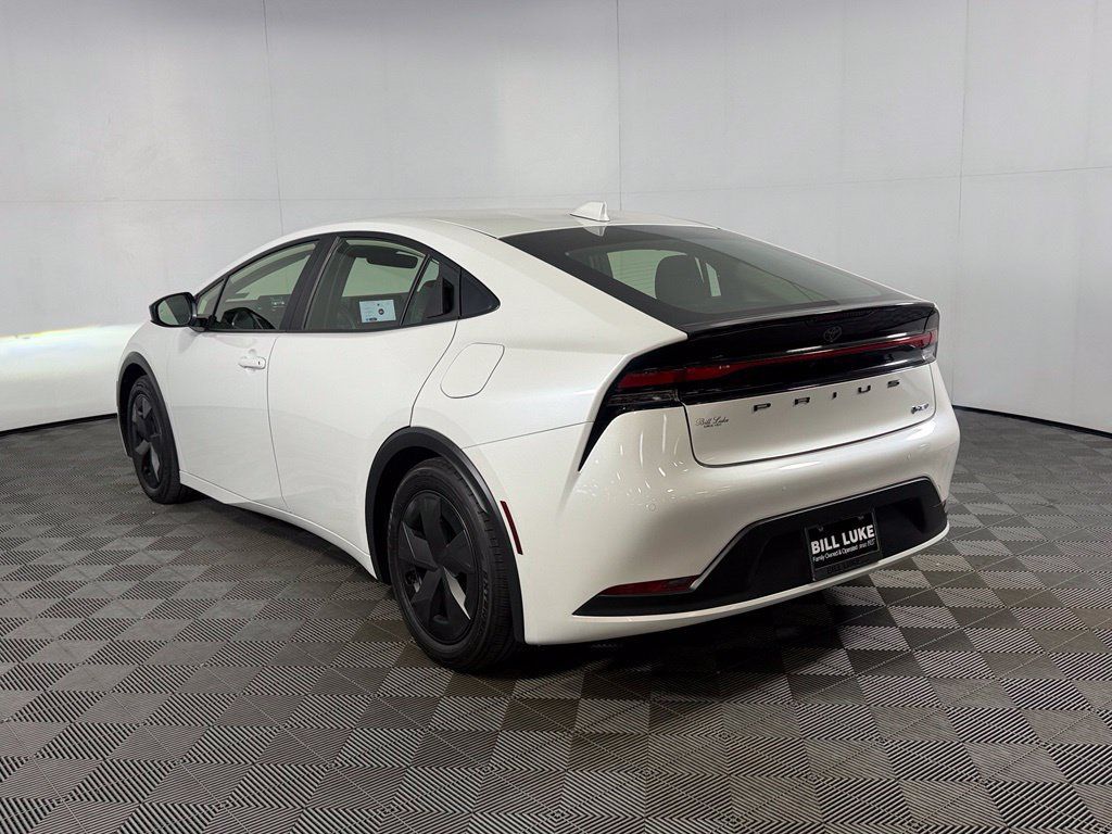 Used 2025 Toyota Prius LE FWD image 8