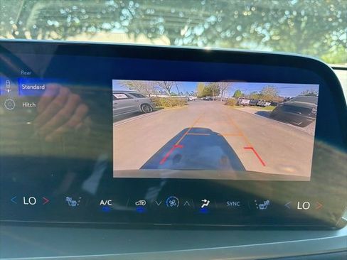 Used 2025 Chevrolet Traverse LT image 29