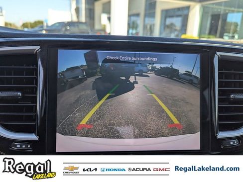 Used 2024 Chrysler Pacifica Select image 22