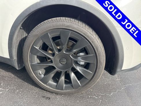 Used 2022 Tesla Model Y Long Range image 11