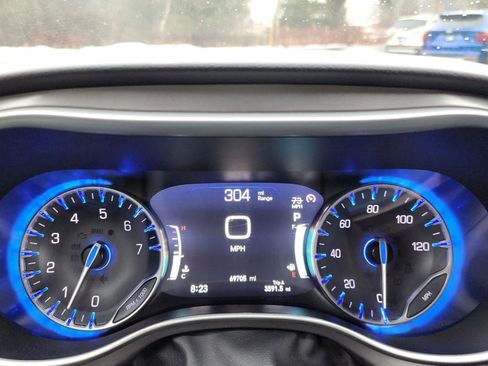 Used 2023 Chrysler Pacifica Touring-L image 26