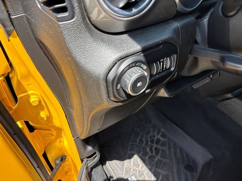 Used 2019 Jeep Wrangler Unlimited Sahara w/ Uconnect 4C Nav & Sound Group AWD/4WD image 21