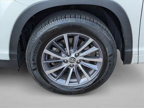 Used 2018 Toyota Highlander XLE w/ Carpet Mat Package (TMS) FWD image 15