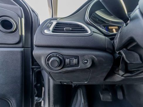 Used 2015 Chrysler 200 Limited w/ Convenience Group image 21