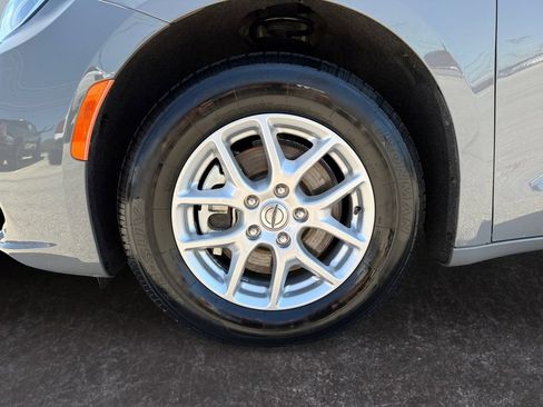 Used 2023 Chrysler Pacifica Touring-L FWD image 9