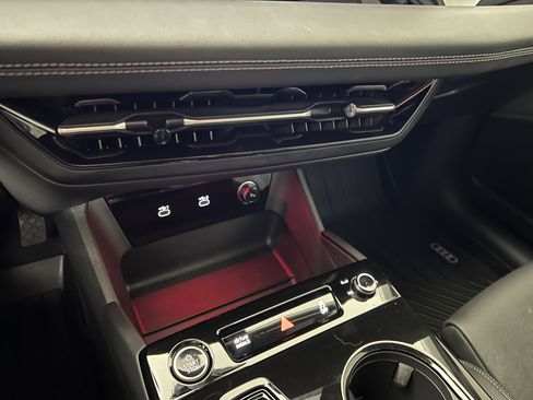 Used 2025 Audi Q6 e-tron Premium Plus AWD/4WD image 32