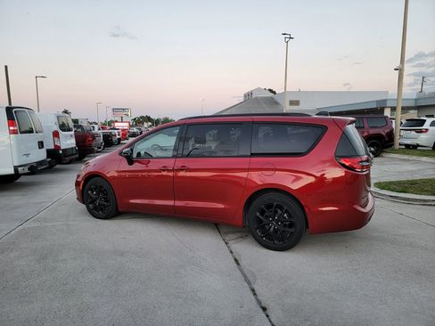 Used 2025 Chrysler Pacifica Limited FWD image 2